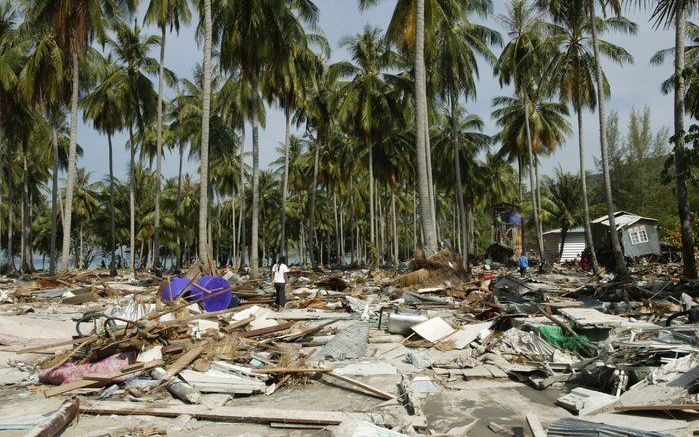 Tsunamiwaarschuwing voor kustgebieden Stille Oceaan na beving bij Nieuw-Zeeland. Foto: Chaos op het strand bij Khaolak, Thailand, na de tsunami in 2004. Foto ANP