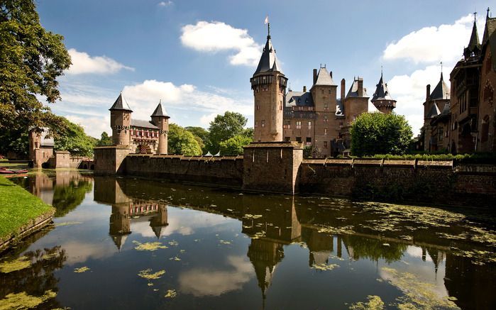 Kasteel de Haar uit de stijgers. Foto ANP