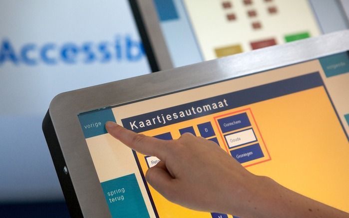 Blinden kunnen tot nu toe nauwelijks tot geen gebruik maken van diensten met touchscreen. Foto ANP