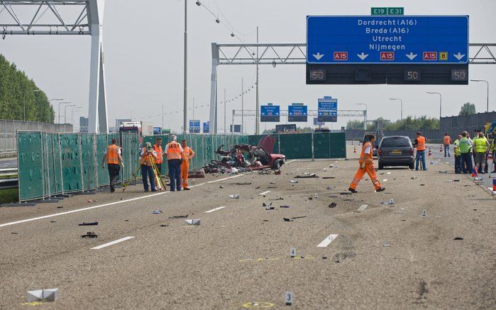 Ravage op de A15 bij Barendrecht na een ernstig ongeval waarbij twee mensen om het leven kwamen. Foto ANP