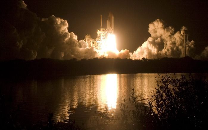 CAPE CANAVERAL – Na drie keer uitstel is het Amerikaanse ruimteveer Discovery zaterdagochtend in Cape Canaveral (Florida) gelanceerd voor een missie naar het internationaal ruimtestation ISS. Foto EPA