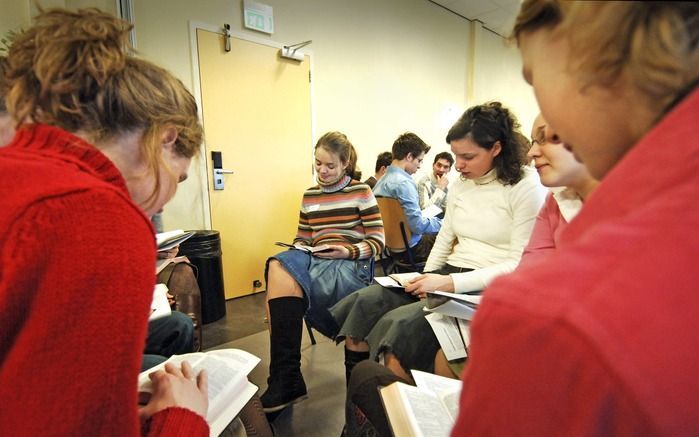 Jongeren moeten veel meer dan vroeger kiezen en keuzes maken die hun verdere leven bepalen. Dat geeft veel onzekerheid. Bij het ontbreken van een duidelijk zingevingsverband en een levensdoel kan die zogenaamde vrijheid een drukkende last worden. ” Foto R