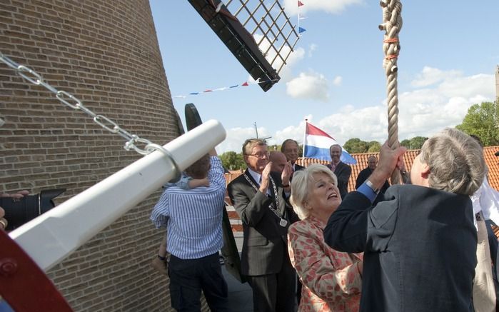 THOLEN – De Zeeuwse commissaris van de Koningin, Peijs, opende zaterdag in Tholen de gerenoveerde stellingmolen De Verwachting. Daarmee heeft het stadje naast molen De Hoop een tweede, compleet maalvaardige molen binnen de stadsmuren. Foto Henk Copier