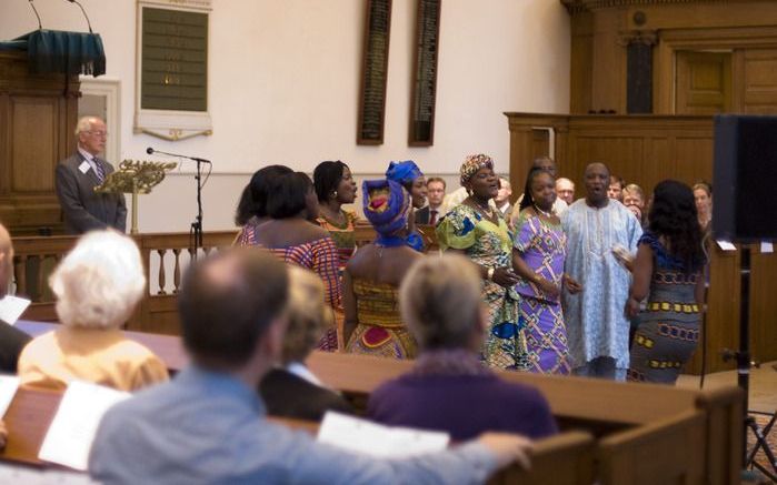 DEN HAAG – De Kroonbede, de gebedsdienst die aan het begin van het parlementaire jaar plaatsheeft in Den Haag, werd gisteravond in de Waalse kerk opgeluisterd door een gospelkoor. De gewoonte om voor de overheid te bidden, vond navolging in tal van andere