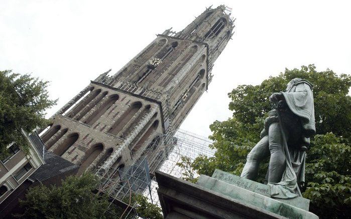 UTRECHT – De omgeving van de Domtoren in Utrecht is woensdag urenlang afgezet vanwege een nog onbekende man die van de Domtoren is gevallen of gesprongen. Op het Domplein hebben tientallen mensen het incident zien gebeuren. Het slachtoffer heeft de val ni