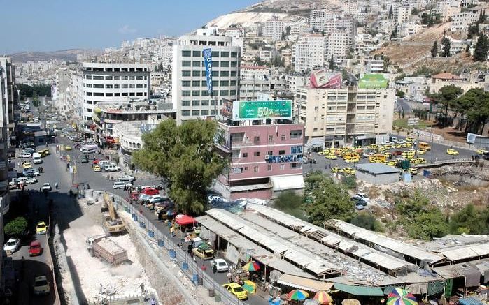 De opening van een nieuw winkelcentrum in Nablus op de Westelijke Jordaanoever is een van de tekenen waaruit blijkt dat de Palestijnse economie uit het dal klimt. Foto: stadscentrum van Nablus. Foto Alfred Muller