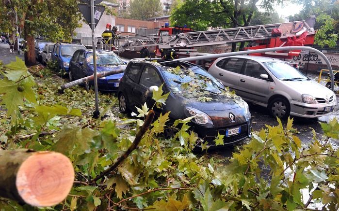 ROME – Door hevig noodweer zijn in Italië zeker vier mensen om het leven gekomen. Talrijke anderen raakten gewond, meldden Italiaanse media dinsdag. Foto EPA