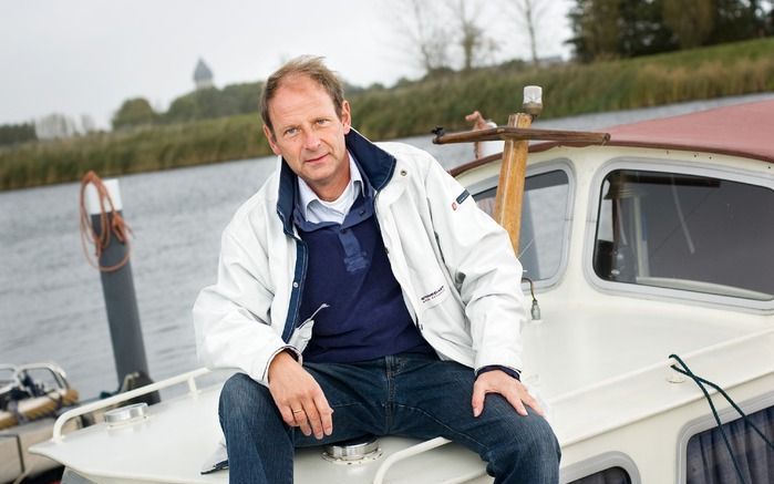 Op zijn boot krijgt Henk Koesveld de mooiste ideeën. „Daar word ik niet afgeleid doordat ik tussendoor iets op Google ga opzoeken.” Foto RD, Christiaan Zielman