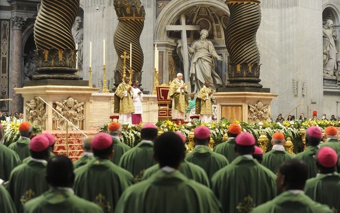 VATICAANSTAD – Paus Benedictus XVI wekte tijdens de tweede bijzondere bisschoppensynode in het Vaticaan op tot verzoening in Afrika. Ook eiste hij een ander model voor de mondiale ontwikkeling. Foto EPA