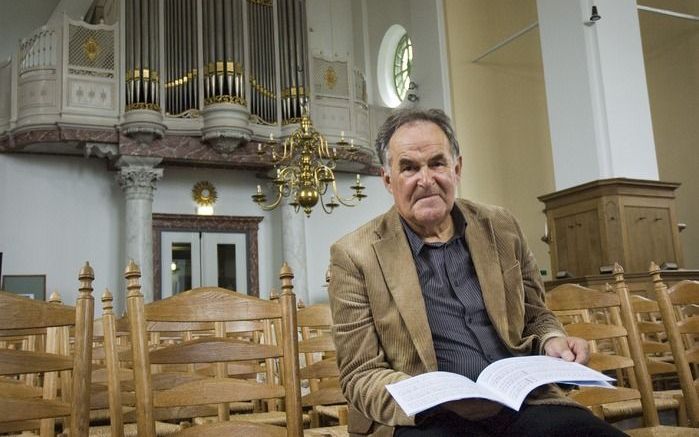 Dub de Vries in de Grote Kerk van Westzaan. „Ik zit elke dag vier uur te studeren. Nu pas zie ik hoe ik al die tijd maar wat heb zitten rommelen.” Foto RD, Christiaan Zielman