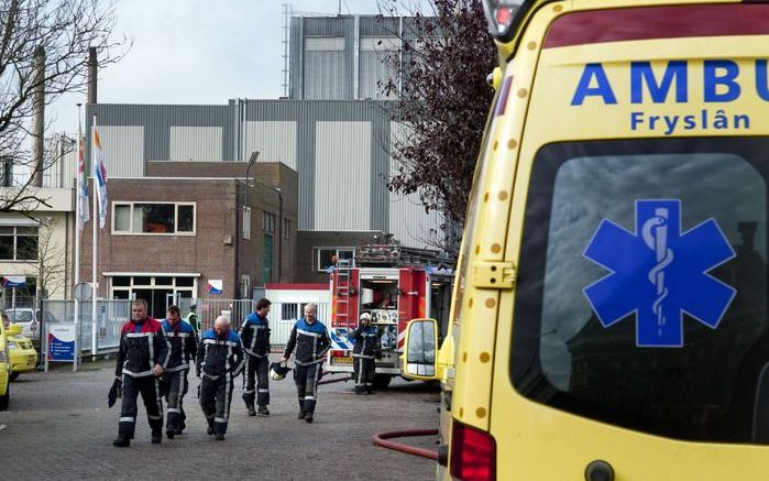 DRONRIJP – Ambulances reden vrijdag af en aan bij de fabriek van Friesland-Foods Campina in Dronrijp. Uit een vrachtwagen bij de fabriek was salpeterzuur gelekt. In heel Friesland werd groot alarm geslagen, maar dat bleek een vergissing. Foto ANP