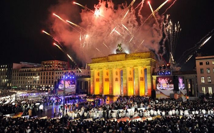 BERLIJN – Vuurwerk verlicht de lucht boven de Brandenburger Tor in Berlijn. Leiders van over de hele wereld waren gisteren in de Duitse hoofdstad bijeen om de val van de Muur te vieren. Foto EPA