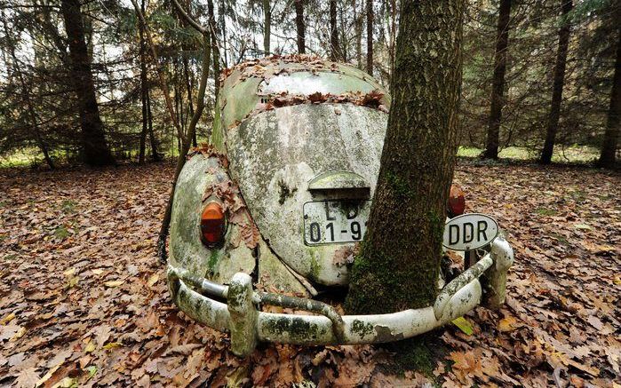 FULDATAL – Deze Volkswagen Kever in het Duitse plaatsje Fuldatal was naar verluidt de eerste auto die de grens tussen Oost- en West-Duitsland overstak, na het vallen van de Berlijnse Muur. Foto EPA