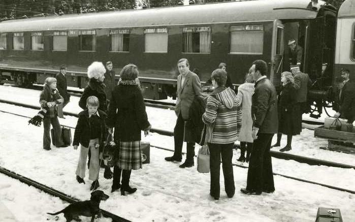 Prinses Beatrix en prins Claus arriveren in 1977 met het koninklijk rijtuig SR 8 in Oostenrijk. Foto's Spoorwegmuseum