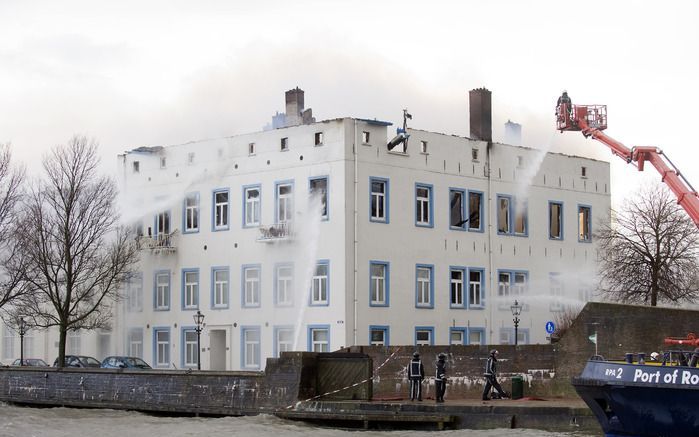 HELLEVOETSLUIS – In het voormalig marinehospitaal in Hellevoetsluis woedt donderdagochtend een zeer grote uitslaande brand. Het gebouw is gedeeltelijk ingestort en moet als verloren worden beschouwd. Dat heeft de politie gemeld. Foto ANP