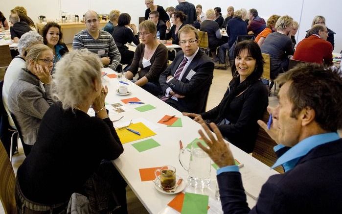 „Het is de gezamenlijke verantwoordelijkheid van ouders, scholen en ieder die op enige wijze bij gezinnen betrokken is om zich regelmatig te bezinnen op de vraag waarnaar we op weg zijn en hoe we het evenwicht van liefde en duidelijkheid in de opvoeding b