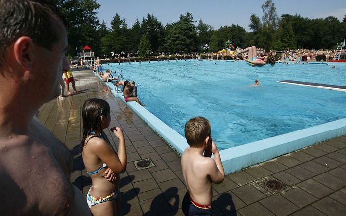 DEN HAAG (ANP) – Het ministerie van VROM wil dat het chloorgebruik in zwembaden vermindert en laat daarom onderzoek doen naar alternatieven om het zwemwater schoon te houden. Foto ANP