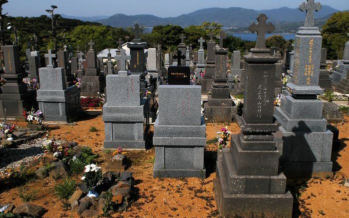 Een begraafplaats bij een rooms-katholieke kerk in Nagasaki. - Foto's Kjeld Duits