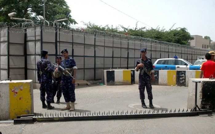 Soldaten bewaken de ambassade van Frankrijk in Jemen, juli 2009. Foto EPA