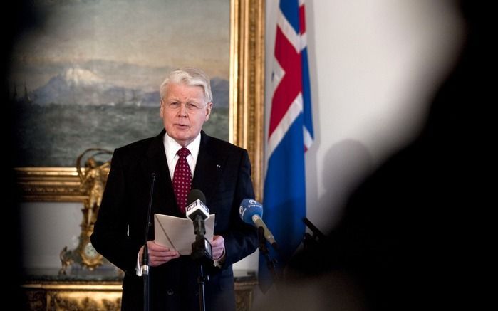 REYKJAVIK – De president van IJsland, Olafur Ragnar Grimsson, hield dinsdag een persconferentie waarop hij zei de wet over terugbetaling van Icesaveschulden aan Nederland en Groot-Brittannië niet te zullen ondertekenen. De wet is op 30 december door het p