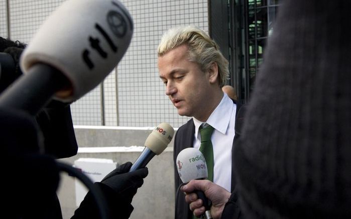 Wilders staat de pers te woord nadat zijn argumenten gehoord en van tafel geveegd zijn. Foto ANP