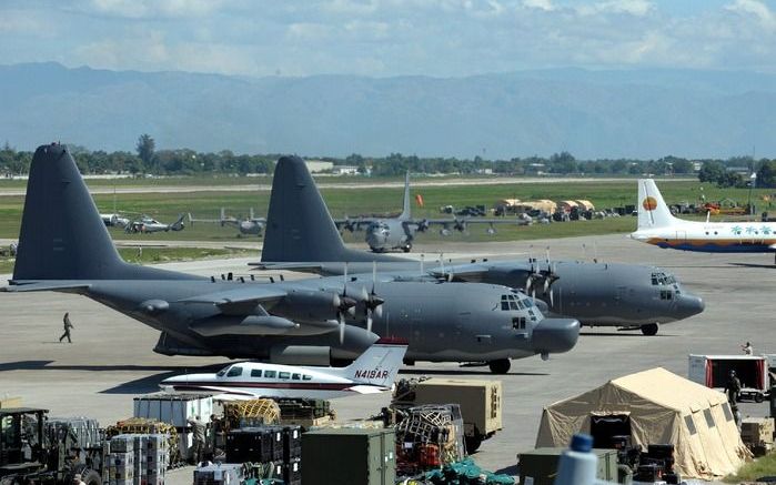 De eerste vliegtuigen met hulpgoederen op de luchthaven van Port-au-Prince. Foto EPA