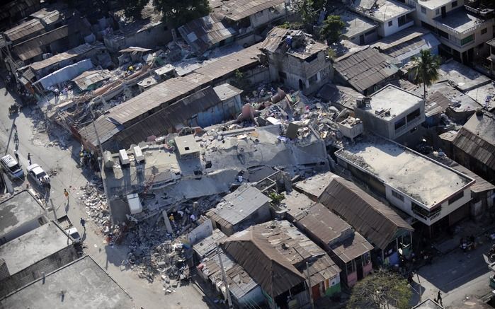 JACMEL – De Nederlandse Lia van de Donk, die in de Haïtiaanse stad Jacmel een weeshuis runt, staat met dertien weeskinderen op straat, nu haar weeshuis bouwvallig is geworden door de aardbeving van vorige week. Het is te gevaarlijk om in het gebouw te won