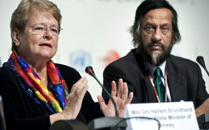 IPCC-chef Pachauri (rechts) staat onder druk, nu blijkt dat het VN-klimaatpanel ondeugdelijk wetenschappelijk bewijs gebruikt heeft. Foto EPA