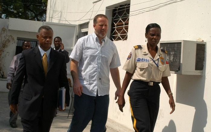 Een van de Amerikanen die wordt verdacht van ontvoering van kinderen uit Haïti komt aan bij de rechtbank in Port-au-Prince. Foto EPA