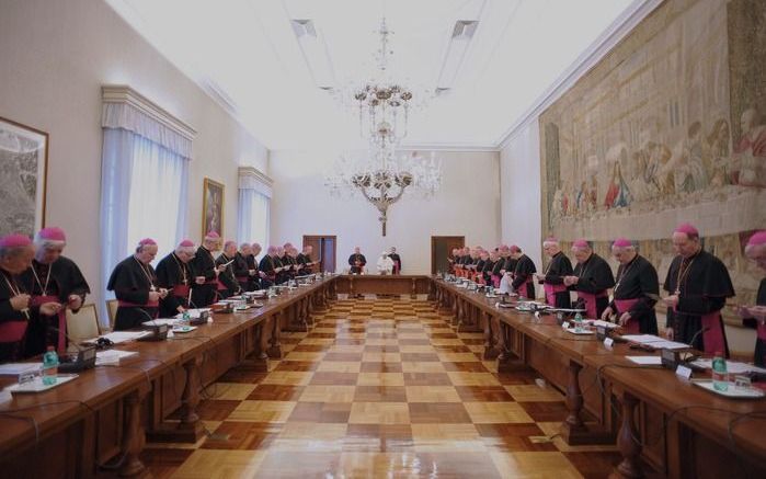 ROME (AP) – In Vaticaanstad is maandag een opmerkelijke top van start gegaan tussen de paus en de hoogste bisschoppen van Ierland waarbij misbruik door Ierse geestelijken centraal staat. Foto EPA