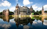 HAARZUILENS – Kasteel De Haar staat in de steigers. Het imposante kasteel wordt ingrijpend gerenoveerd. Er worden onder meer 500 palen in de fundering aangebracht. De totale kosten bedragen 40 miljoen euro. De opknapbeurt moet in 2010 zijn afgerond. Foto 