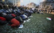 Palestijnse Tsjechen protesteren door middel van een gebed op straat in Praag. Foto EPA