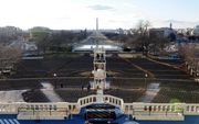 WASHINGTON – De voorbereidingen voor de inauguratie van Barack Obama zijn in volle gang, zoals hier aan de westzijde van het Capitool in Washington. Obama wordt dinsdag beëdigd als de nieuwe president van de VS. Foto EPA