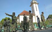 JAKARTA - Indonesische militairen voor een kerk. Foto EPA