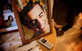 Op een tafeltje bij de ingang staan foto's van de gesneuvelde Dvir Emanueloff. Foto's Sjaak Verboom