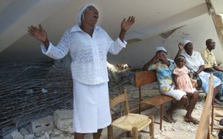 LEOGANE – Op de puinhopen van de Église de Dieu Ebenezer in het Haïtiaanse Leogane kwamen vrijdag kerkgangers in een gebedsdienst bijeen. In heel Haïti wordt drie dagen lang gevast, gebeden en gezongen om de slachtoffers van de aardbeving te herdenken. Fo
