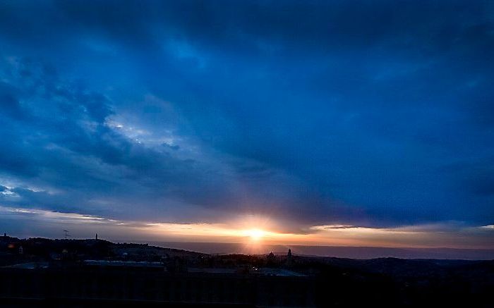 JERUZALEM – De ochtend gloort boven Jeruzalem. Zondag  is het adventszondag, de eerste van vier, voorafgaand aan Kerst. Advent – het woord komt van het Latijnse adventus, dat ”komst” en ”eraan komen” betekent en ook een afgeleide is van advenire: ergens n