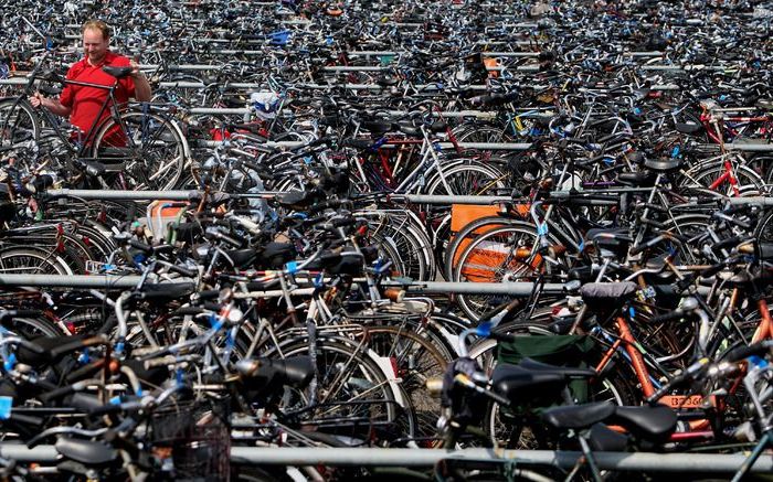 HARDENBERG - Zoals het zich laat aanzien zullen er altijd meer fietsen dan fietsenstallingen zijn bij de stations, ook al is spoorbeheerder ProRail hard bezig de tekorten kleiner te maken. Foto ANP