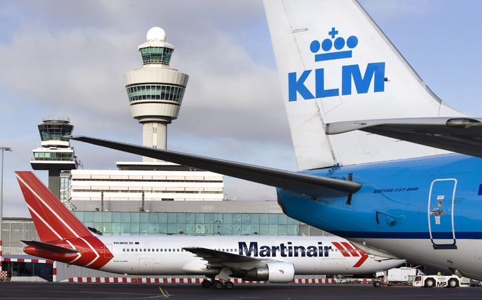 DEN HAAG - De vliegtaks schrappen. Dat wil het personeel van Schiphol, KLM, Martinair en Transavia. Ze demonstreren woensdag voor het gebouw van de Tweede Kamer in Den Haag. Foto ANP