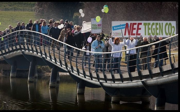 Ongeveer 300 inwoners van Barendrecht en Albrandswaard hielden op 21 maart in Barendrecht een protestmars tegen de plannen van Shell voor de ondergrondse opslag van CO2 in lege aardgasvelden in de twee gemeenten. Foto Jos Wesdijk