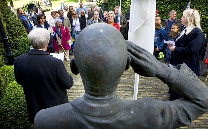 ROTTERDAM - Aanhangers van Fortuyn verzamelen woensdag voor het voormalige huis van de politicus in Rotterdam. Pim Fortuyn werd woensdag herdacht in Rotterdam. Foto ANP