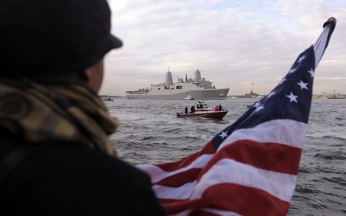 Het nieuwe Amerikaanse marineschip de USS New York komt aan bij Ground Zero. Foto's EPA