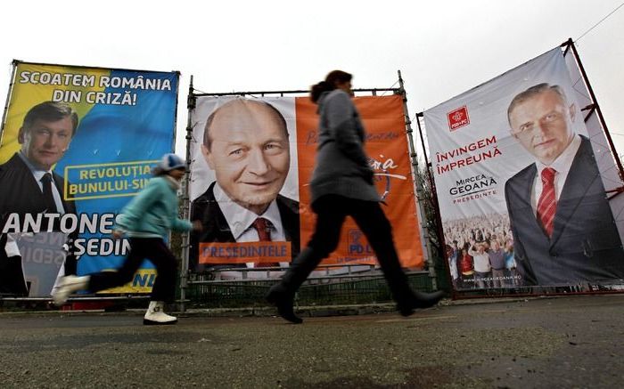 BOEKAREST - Verkiezingsposters in Roemenië. Foto EPA