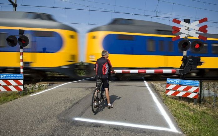 UTRECHT – Lopen op of direct langs het spoor is levensgevaarlijk, een enorme bron van vertraging en bovendien is het verboden. Daarom begint ProRail dinsdag een campagne om mensen te wijzen op het gevaar ervan. Foto ANP