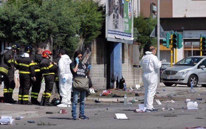 Bomontploffing in Brindisi (Zuid-Italië). Foto EPA