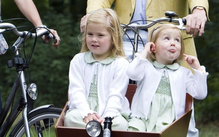 Prinses Amalia (links) en prinses Alexia. Foto ANP