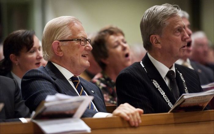 Jaap Kroon (rechts), vertrekkend burgemeester van Urk. Foto ANP