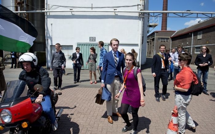 Bart Voorn (midden) en Eline Botger (rechts) van de jongerenbeweging G500. Ze vertrekken van het CDA-congres en ga naar het PvdA-congres toe. Foto ANP