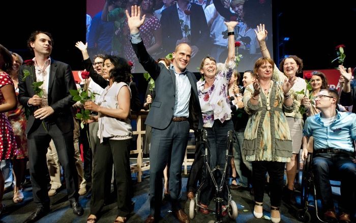 PvdA'ers Martijn van Dam, Tanja Jadnanansing, Diederik Samsom, Jetta Klijnsma en Mariette Hamer op het podium tijdens een verkiezingscongres van hun partij in Utrecht.