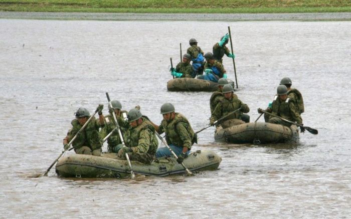 Defensiepersoneel zoekt met bootjes naar vermiste personen bij de stad Aso (Kumamoto, Japan). Foto EPA